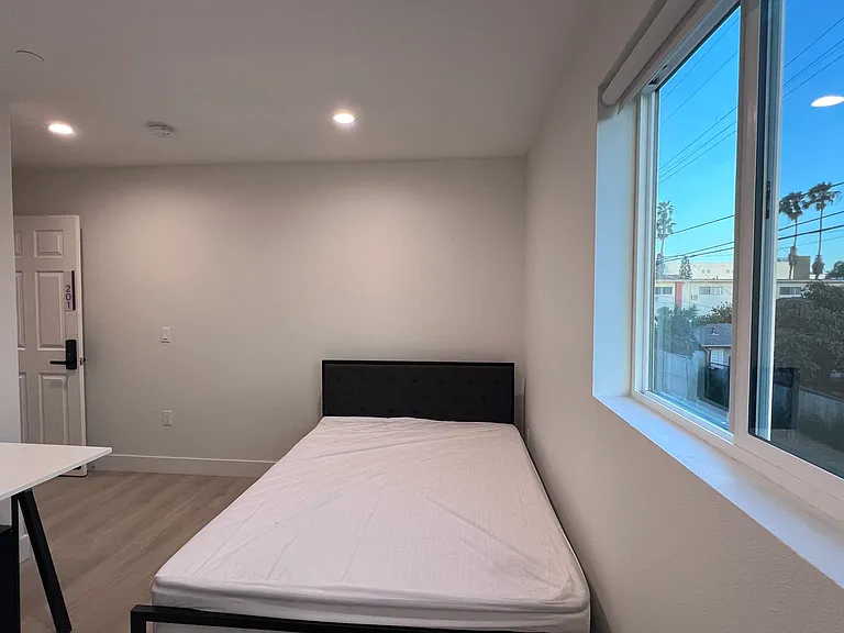 1224 W 37th Pl — Photo 108