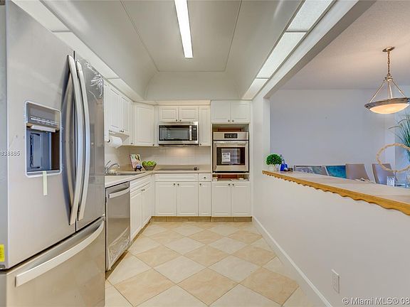 4th image of 19380 E Collins Ave #518