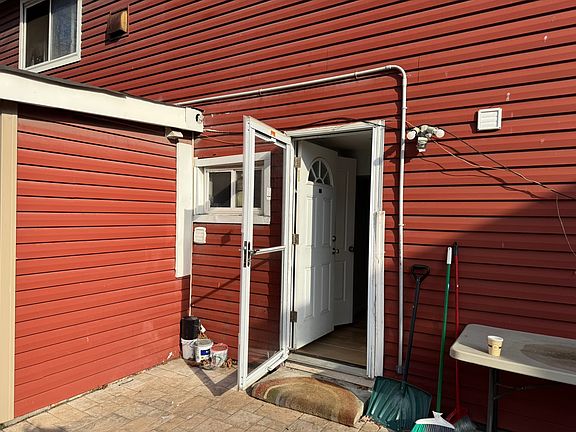 3rd image of 776 Iris Pl #1
