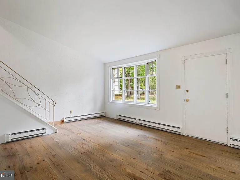 601 Cathcart Rd — Photo 10