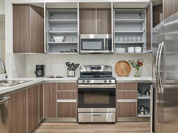 3rd image of 418 N Norton Ave Penthouse 2-4