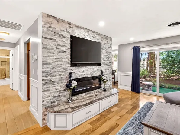 31 Church Grn APT 102, Taunton, MA 02780