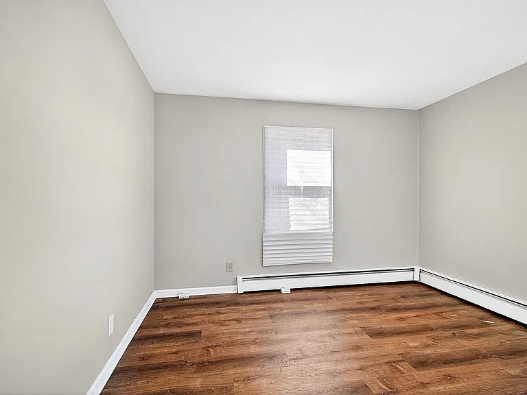 24 Steinhardt Ave — Photo 14