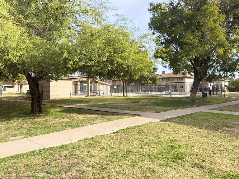 1533 W Hazelwood St — Photo 29