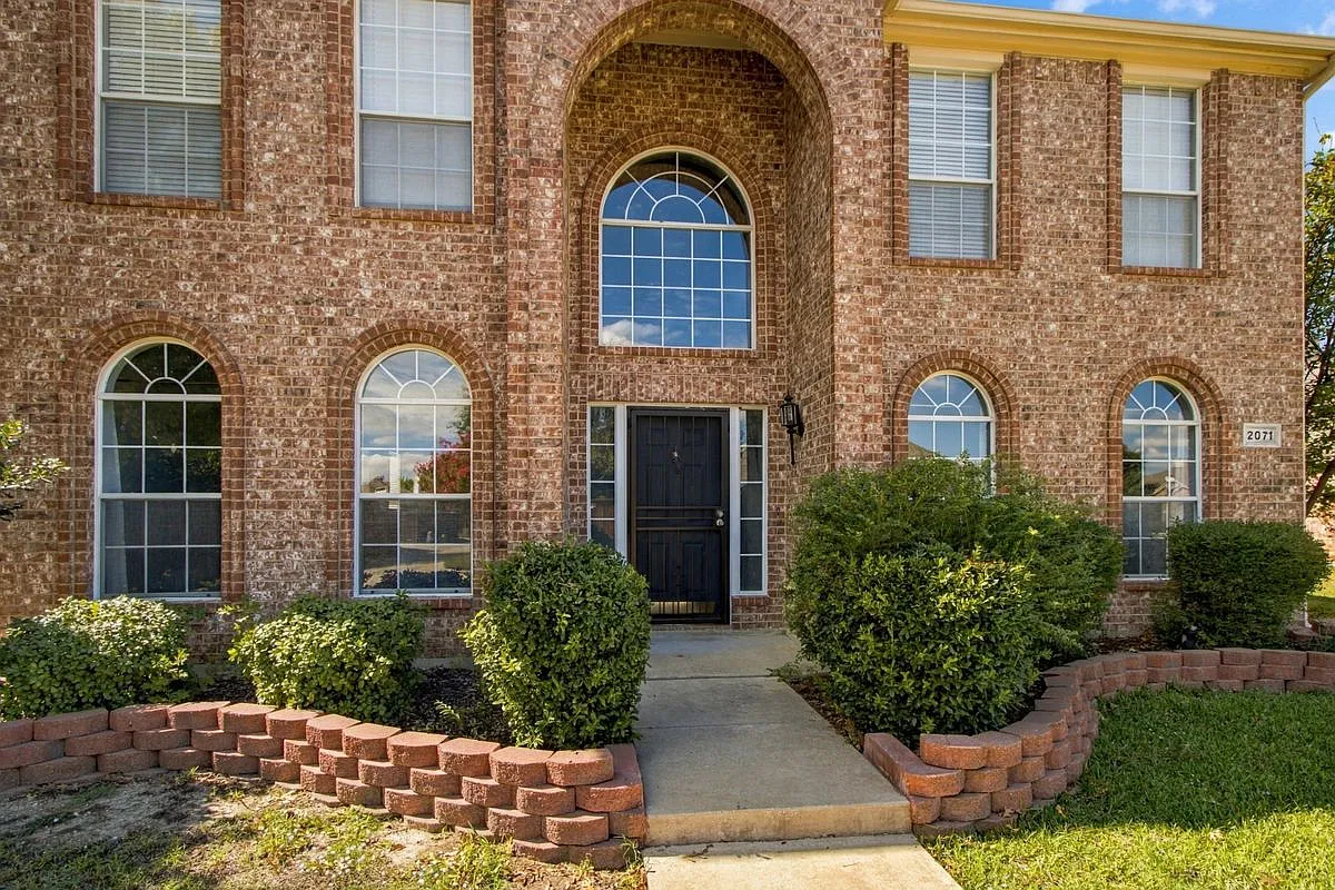 4 bed, 2.5 bath, 2479 sqft, $3,200 — Photo 2