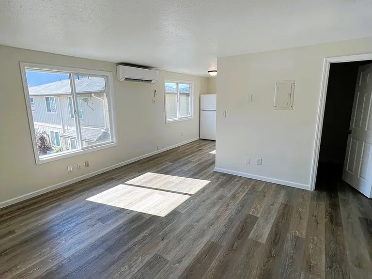 410 SE Park St — Photo 3