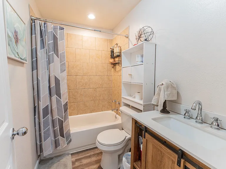 604 W A St — Photo 16
