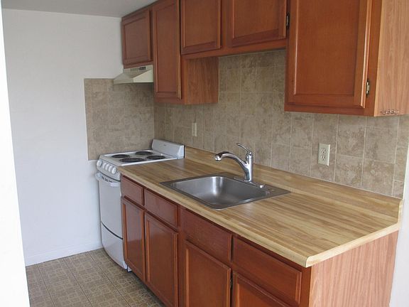2nd image of 781 SW Gardens Blvd