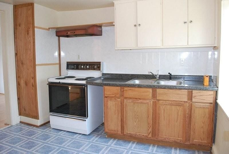 2nd image of 900 Stanley Ave #2