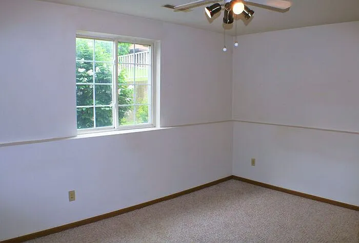 464 Peterson St — Photo 11