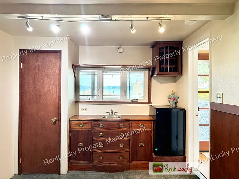 1612 Markham Ave NE — Photo 11