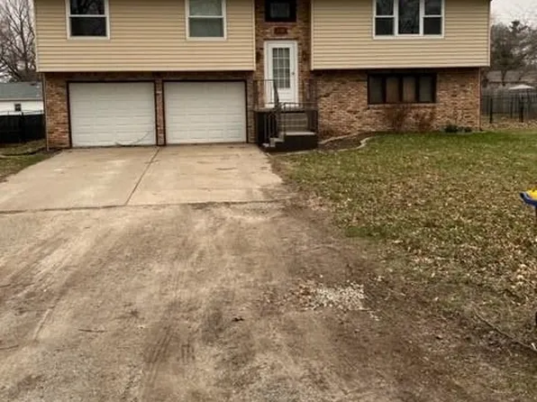 440 Iowa St, Hills, IA 52235