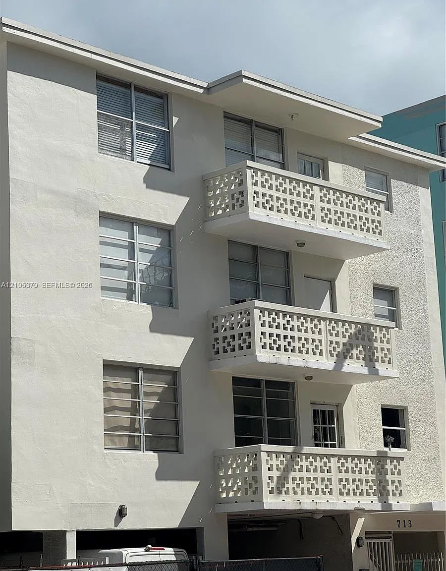 713 Collins Condo — Photo 1