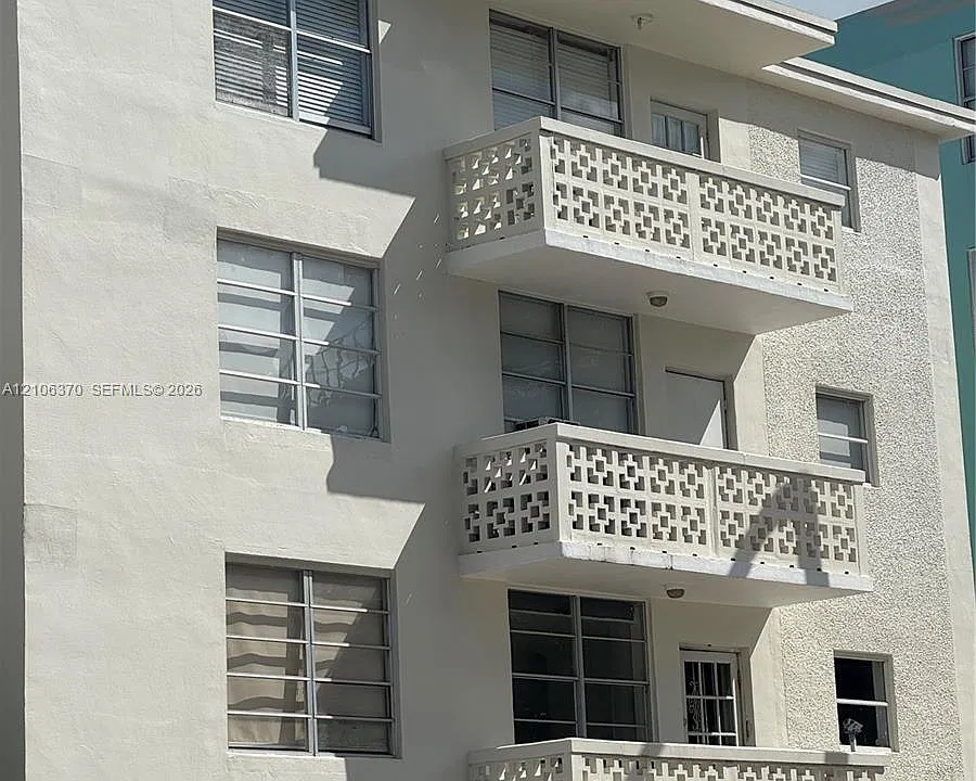 713 Collins Ave #31