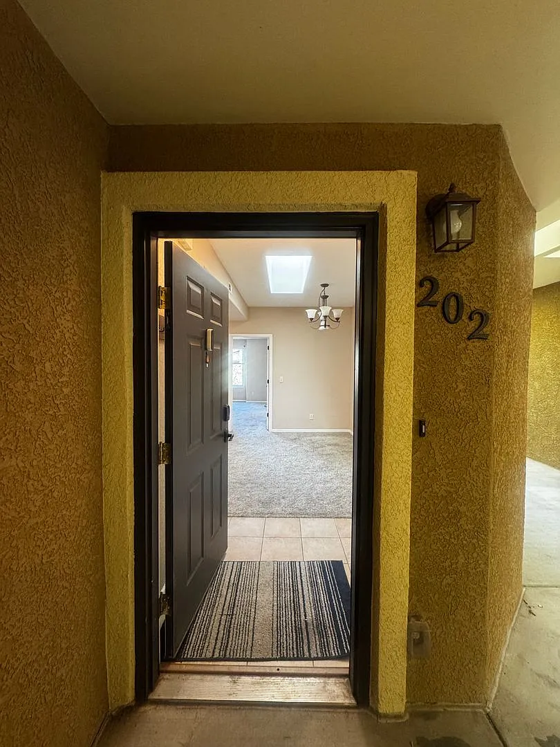 2 Bedroom Condo In Mountain Shadows — Photo 4