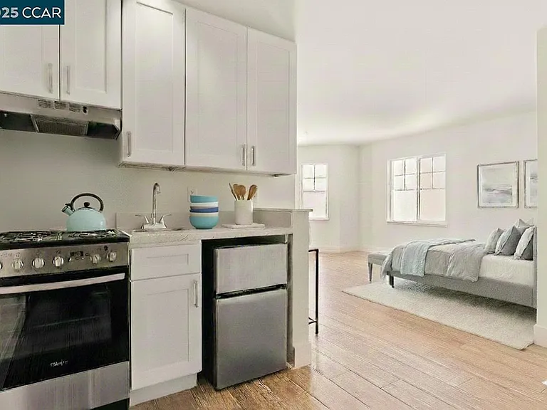195 7th St #210 — Photo 1