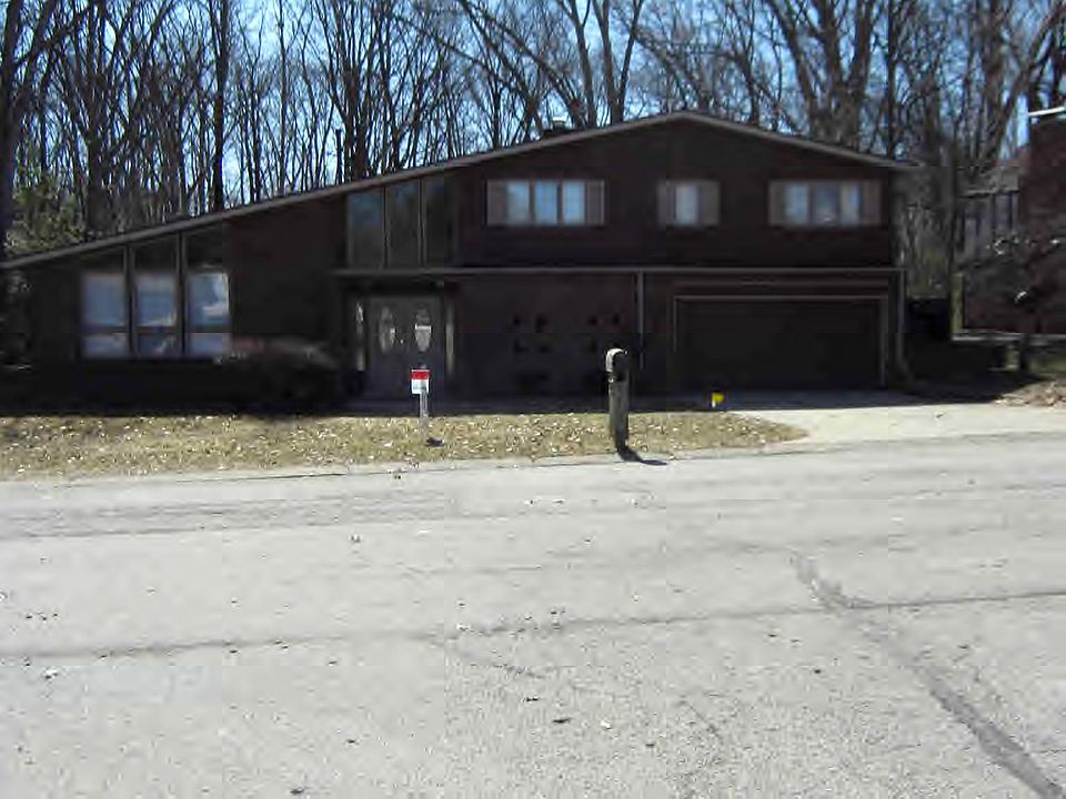 1st image of 30 Lakeshore Dr