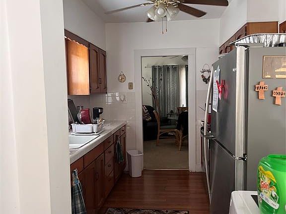 5th image of 441 W 3rd St