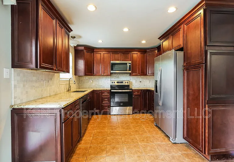 503 W Tietgen St — Photo 7