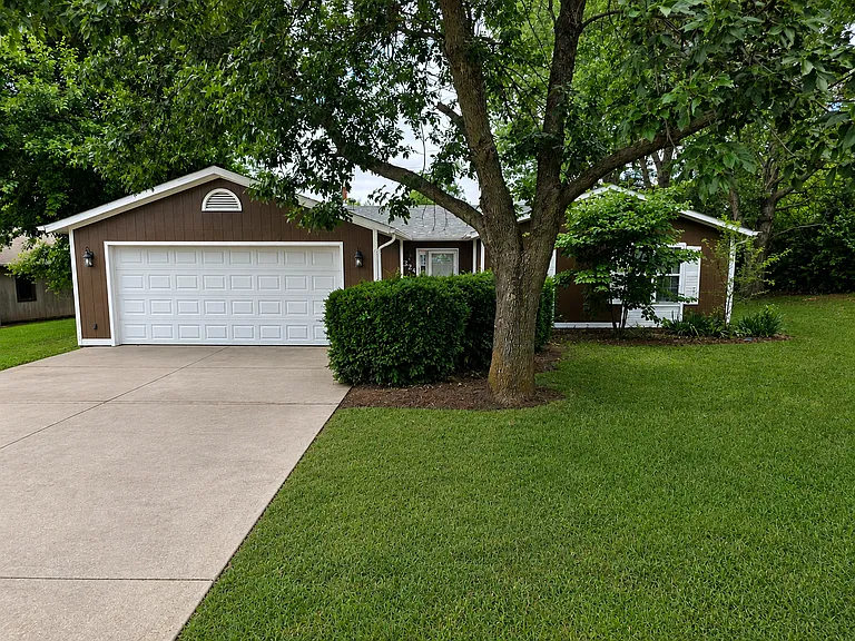 324 Palomino Ln — Photo 1