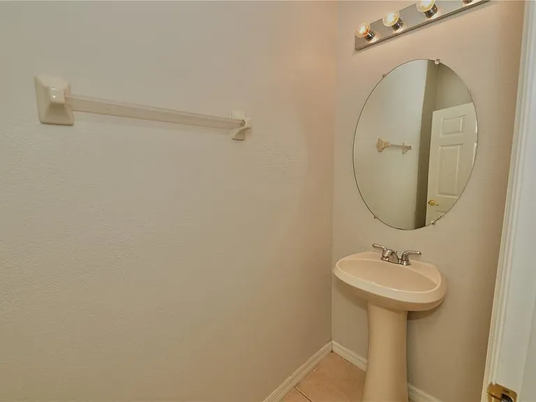 2730 Retreat View Cir — Photo 6