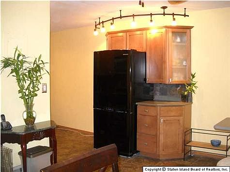 3rd image of 175 Zoe St APT 1L