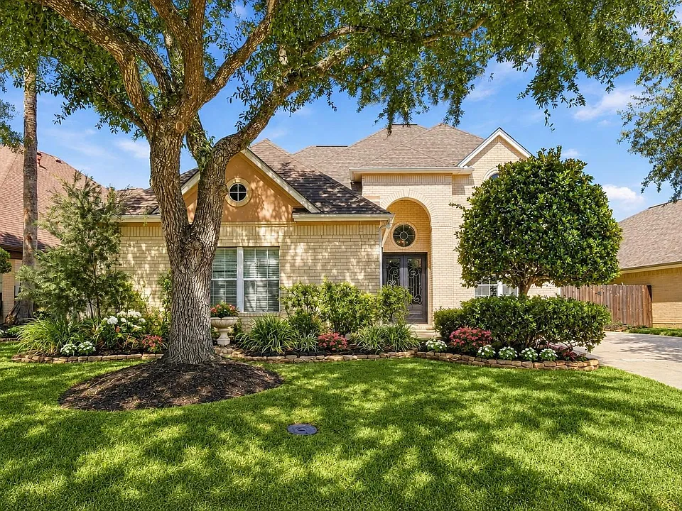 201 Lago Vista St