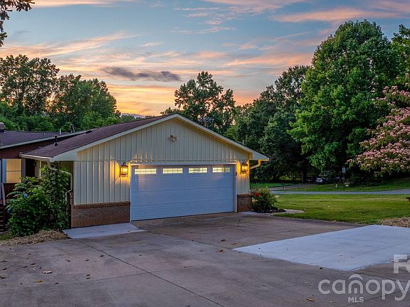 3rd image of 602 Sharon Dr