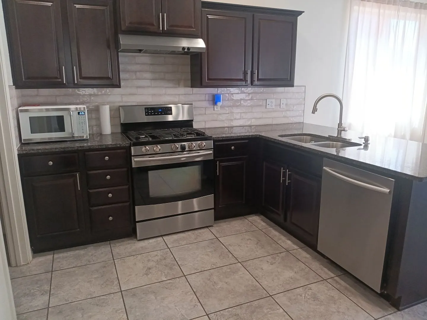 3 Bedroom, 2.5 Bathroom Home! Schedule a Showing! — Photo 4