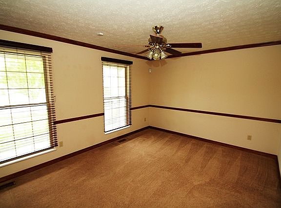 4th image of 134 Fox Glen Dr W