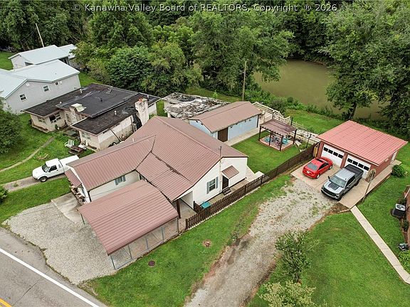 5th image of 1530 Strawberry Rd