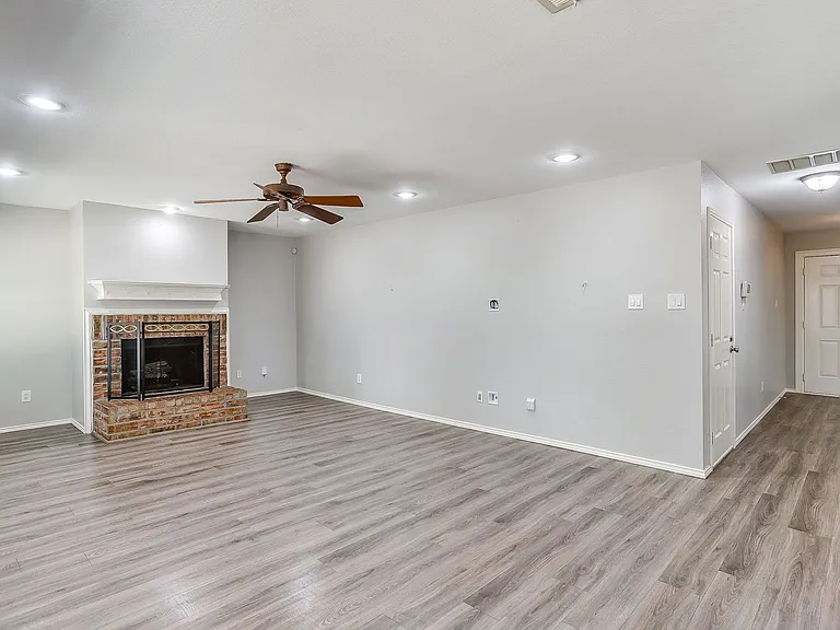 2875 Grandview Dr — Photo 5