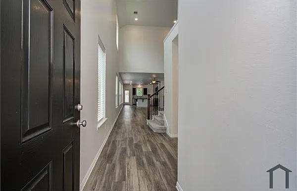 5 bed, 2575 sqft, $2,600 — Photo 1
