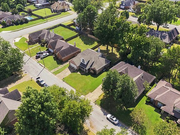3rd image of 857 Paradise Dr