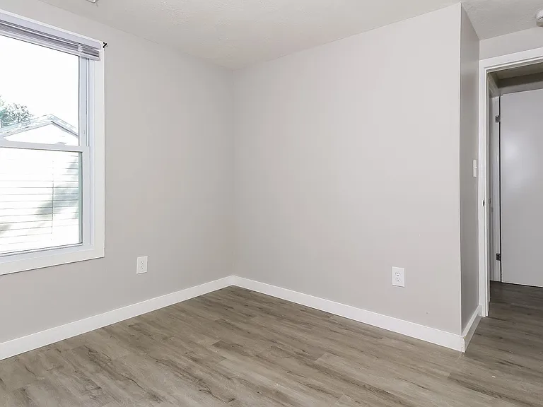 943837_028_bedroom_13184486.jpg