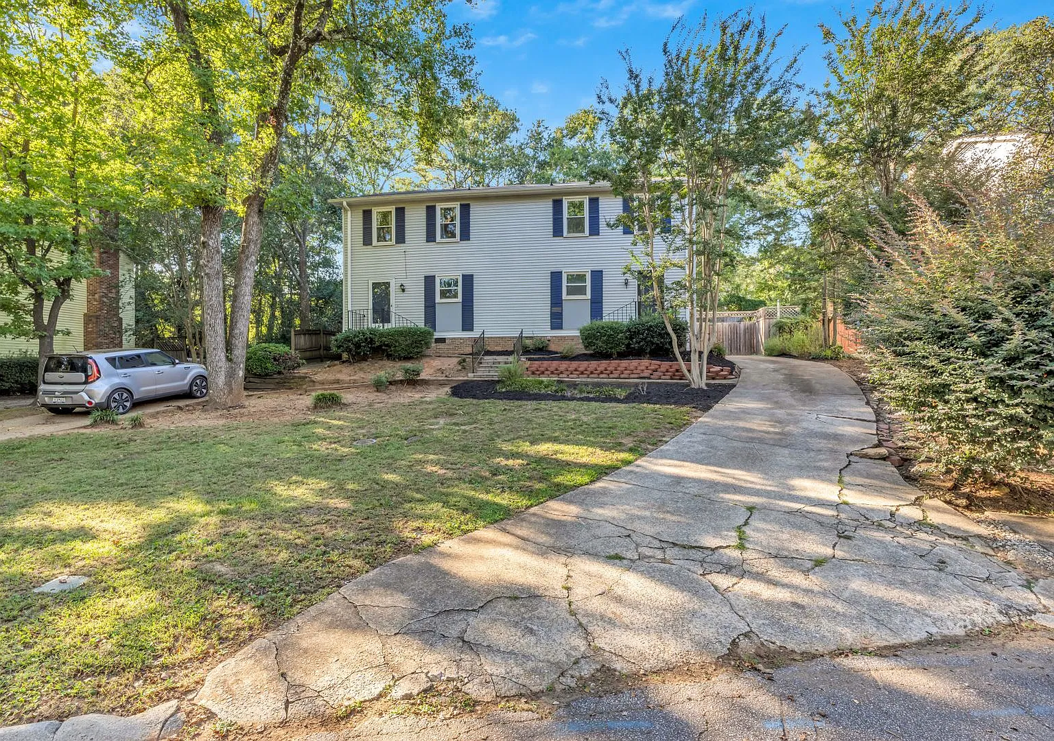 Beautiful 3-Bedroom Townhome in Taylors with Fenced Backyard — Photo 1