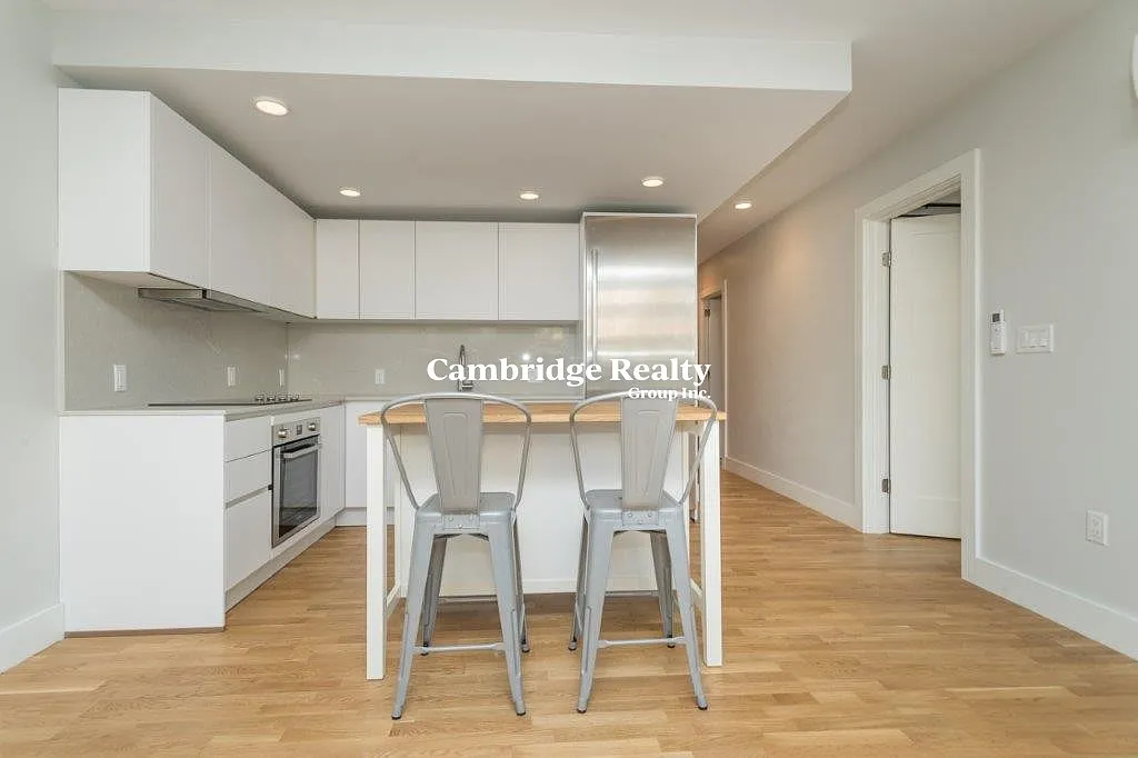 3 bed, 2.0 bath, 844 sqft, $4,600 — Photo 4