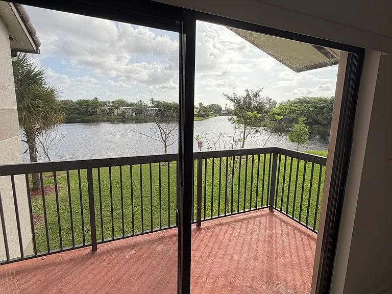 9785 Nob Hill Ct — Photo 2