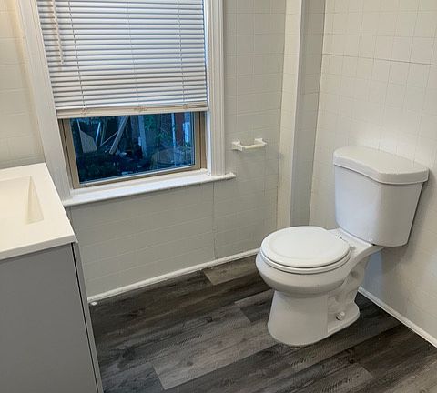 Full Bath (2nd floor)