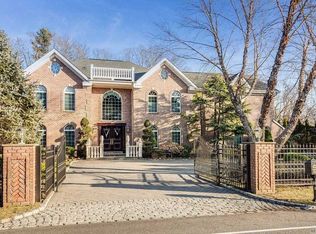 120 Melrose Rd, Dix Hills, NY 11746