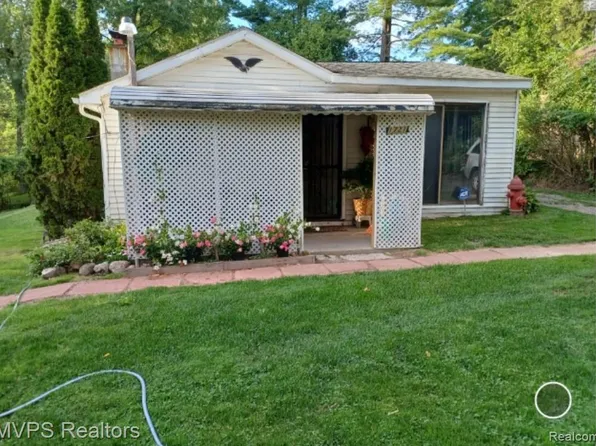 1721 Moffat, Leonard, MI 48367