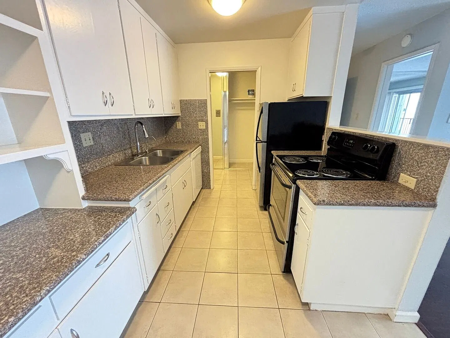 Spacious one bedroom with private balcony! — Photo 3