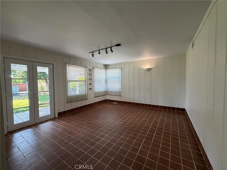 1107 Manley Dr — Photo 6