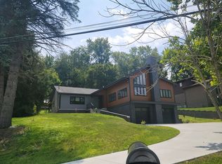 12 Strawberry Ln, Coraopolis, PA 15108