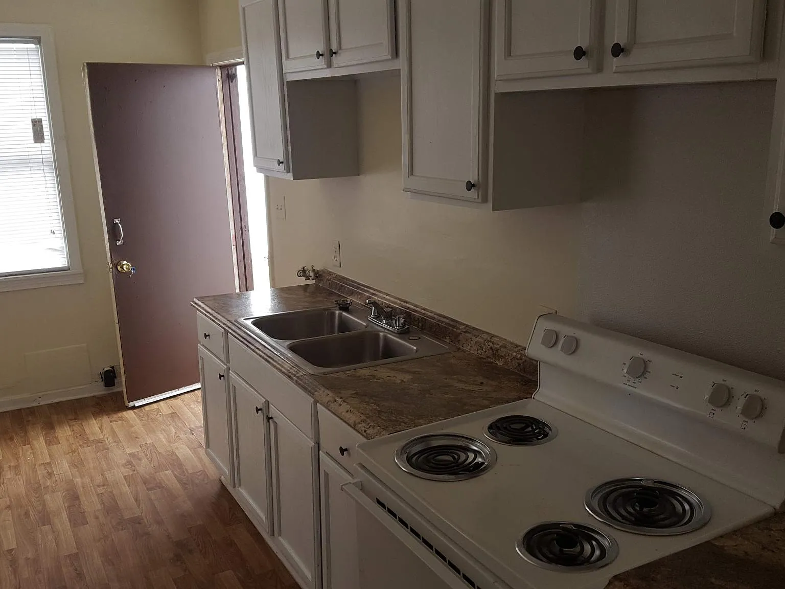 3 bed, 1.5 bath, 1330 sqft, $1,200 — Photo 3