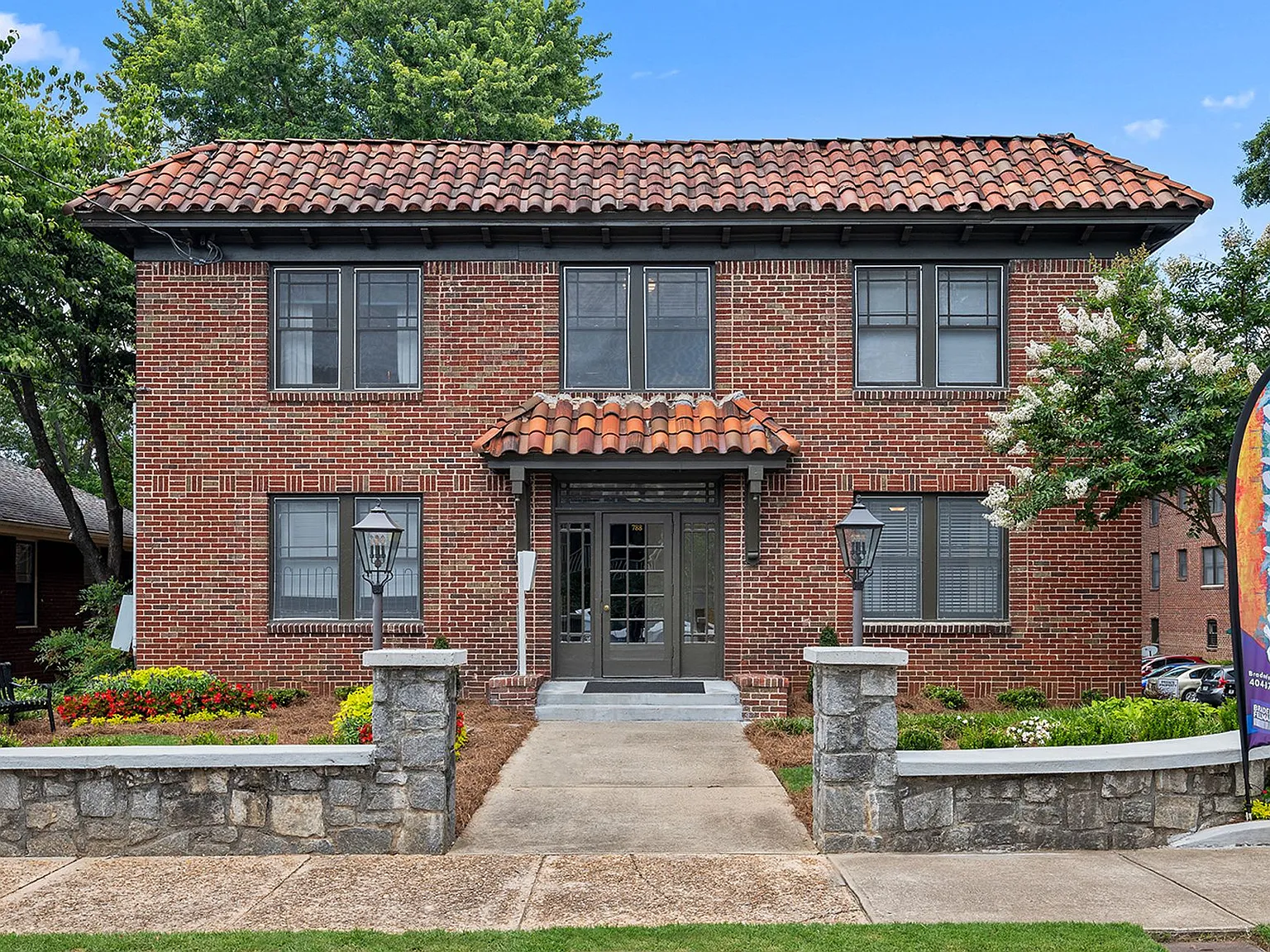 Highland Oaks — Photo 1