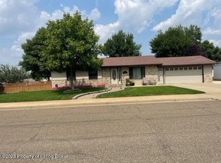 225 7th St SE, Dickinson, ND 58601