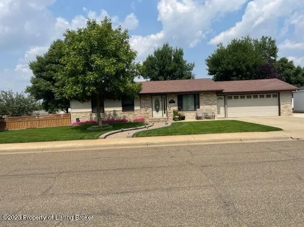 225 7th St SE, Dickinson, ND 58601