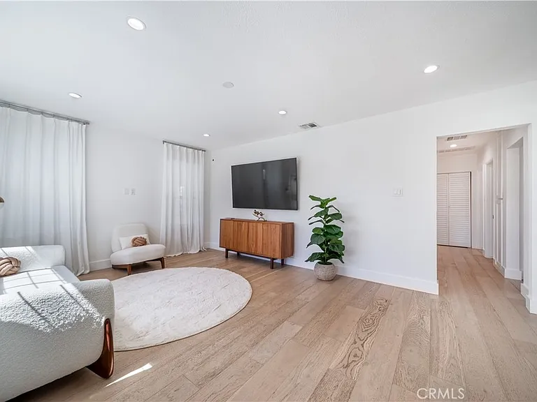5143 Newcastle Ave — Photo 2