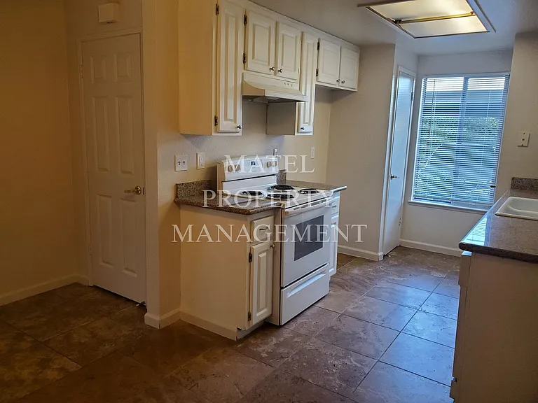 1313 Floyd Ave — Photo 6